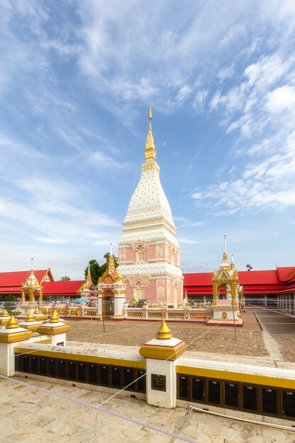 Hermosa pagoda blanca en Wat Phrathat Renu Nakhon