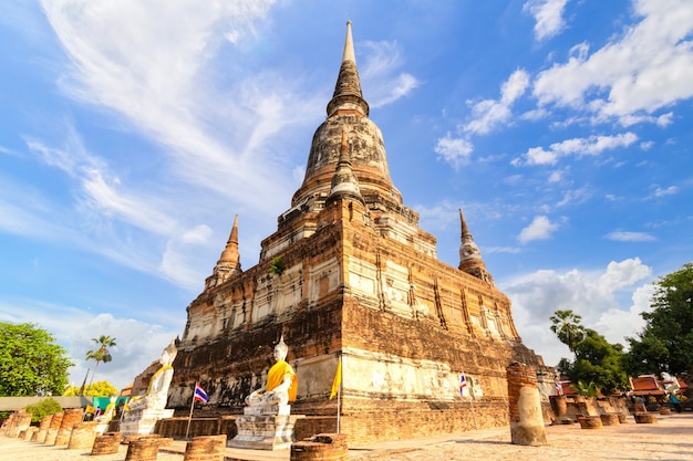 Hermosa pagoda y estatua de Buda en el templo Wat Yai Chaimongkol, Ayutthaya, Tailandia