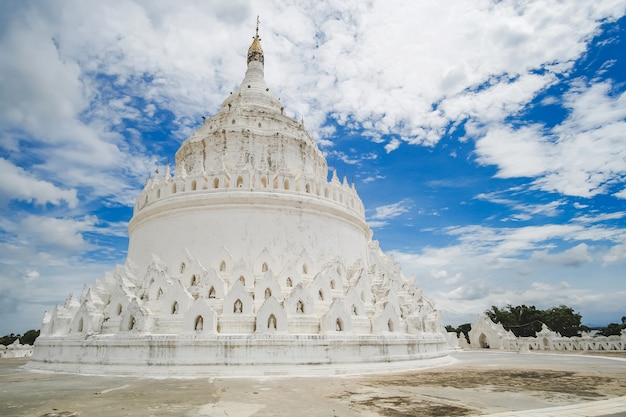 Hermosa Pagoda Hsinbyume (Mya Thein Dan) o llamada Taj Mahal del río Irrawaddy