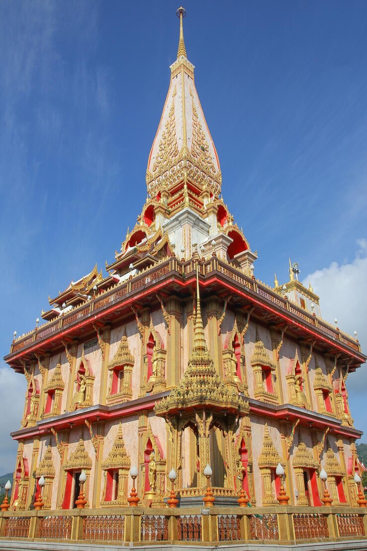 La hermosa pagoda de Wat Chaiyararam o Wat Chalong en Phuket, punto de referencia religioso de Tailandia