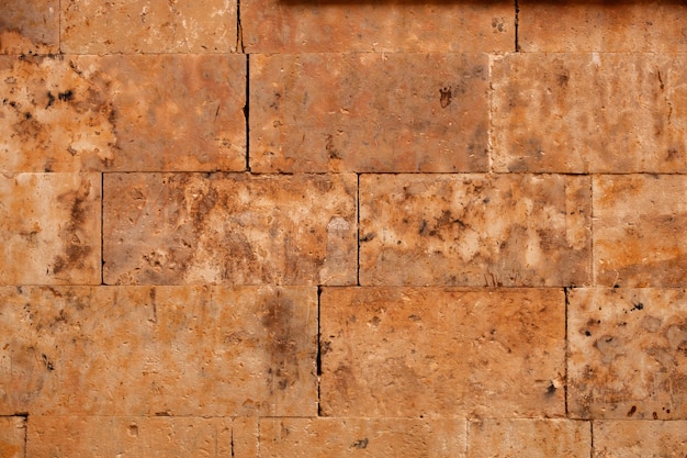 Hermosa pared marrón con piedras rectangulares