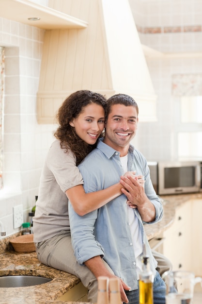 Hermosa pareja abrazándose en la cocina