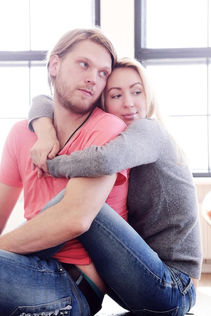 Foto una hermosa pareja abrazándose