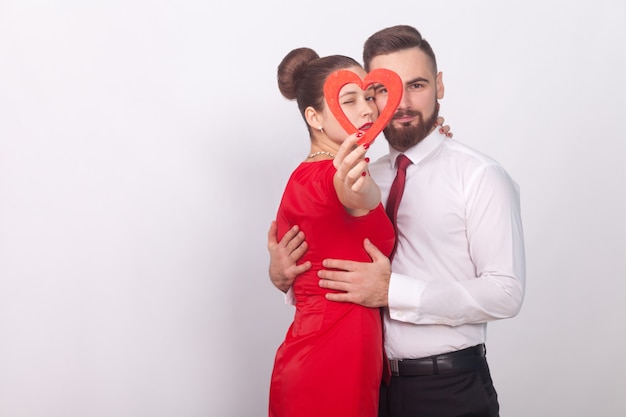 Hermosa pareja abrazo con pasión con corazón rojo