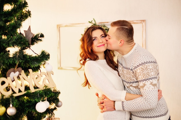 Hermosa pareja con adornos navideños