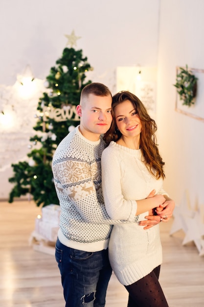 Hermosa pareja con adornos navideños