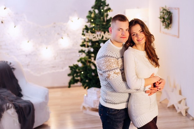 Hermosa pareja con adornos navideños