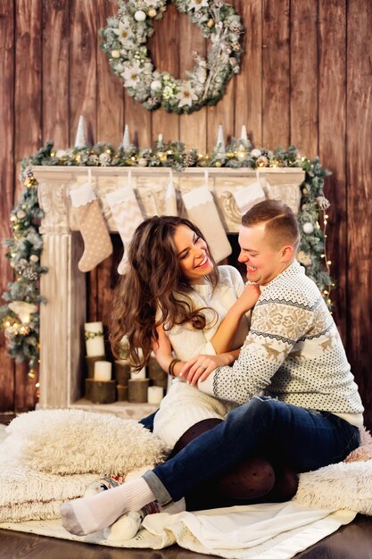 Hermosa pareja con adornos navideños