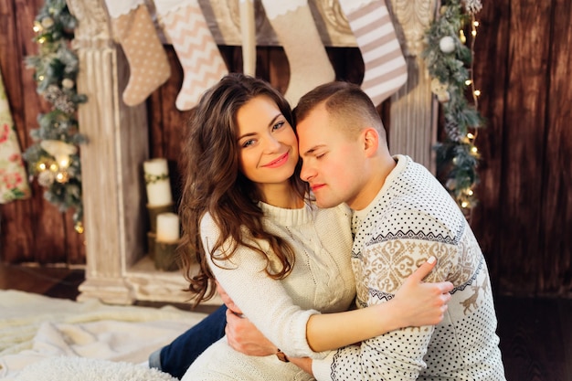 Hermosa pareja con adornos navideños