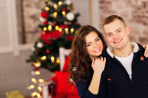 Hermosa pareja con adornos navideños