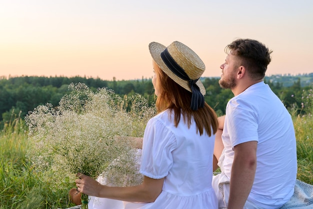 Hermosa pareja adulta romántica mirando el espacio de copia de la naturaleza del horizonte