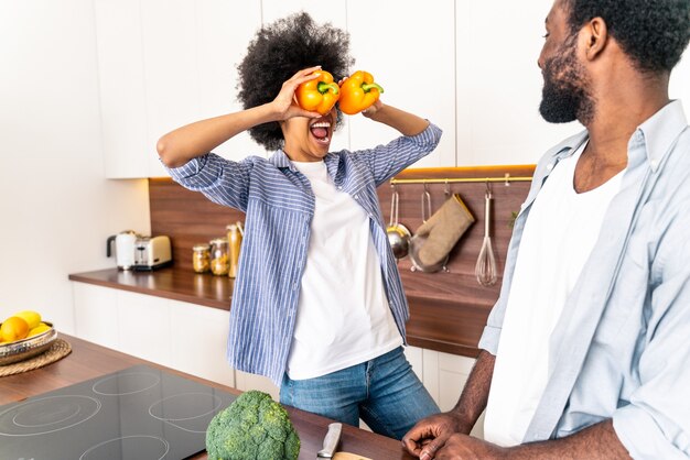 Hermosa pareja afroamericana cocinando en casa