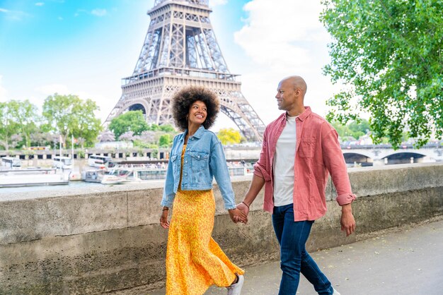 Hermosa pareja afroamericana enamorada visitando París