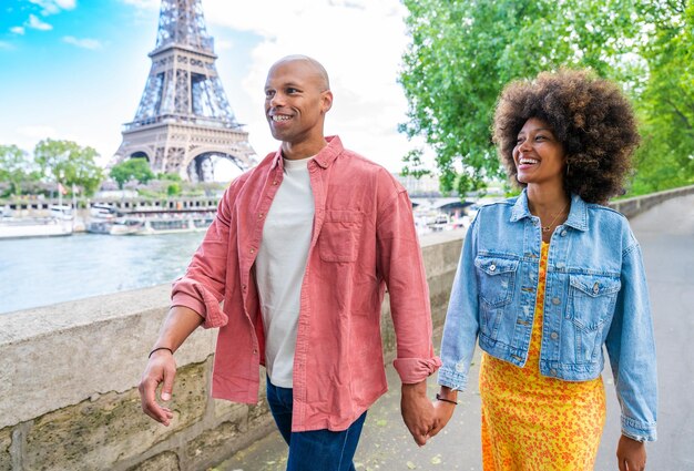 Hermosa pareja afroamericana enamorada visitando París