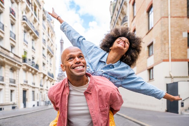 Hermosa pareja afroamericana enamorada visitando París