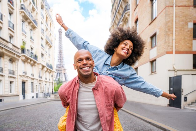 Hermosa pareja afroamericana enamorada visitando París