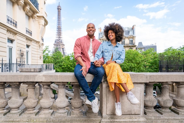 Hermosa pareja afroamericana enamorada visitando París