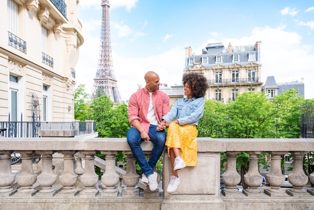Hermosa pareja afroamericana enamorada visitando París