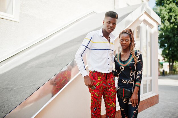 Hermosa pareja afroamericana con estilo posó en la calle juntos enamorados