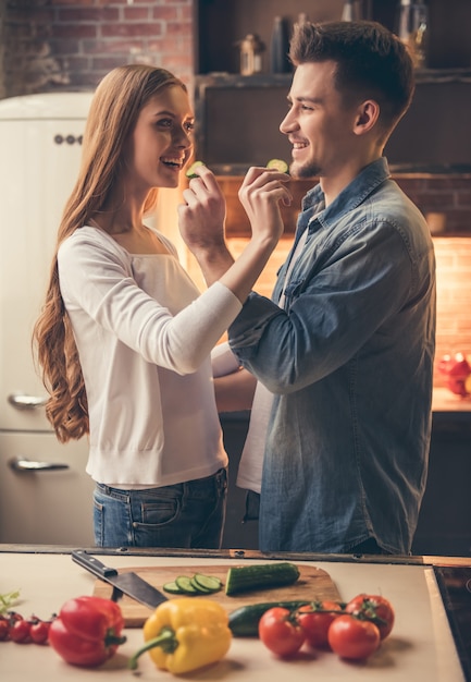 Foto hermosa pareja se alimenta y sonriendo