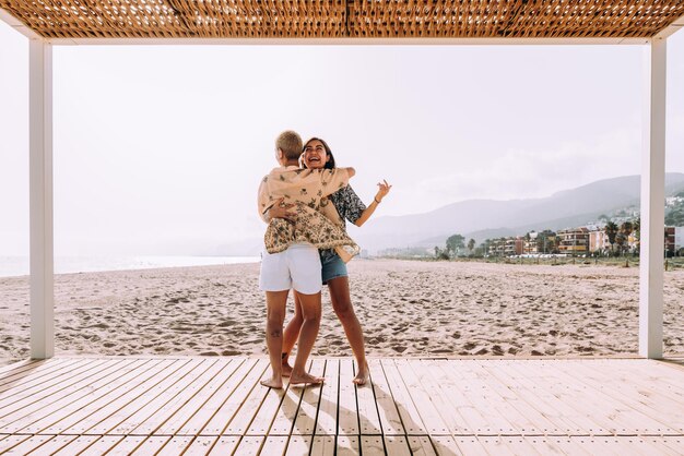 Una hermosa pareja de amantes lesbianas saliendo al aire libre