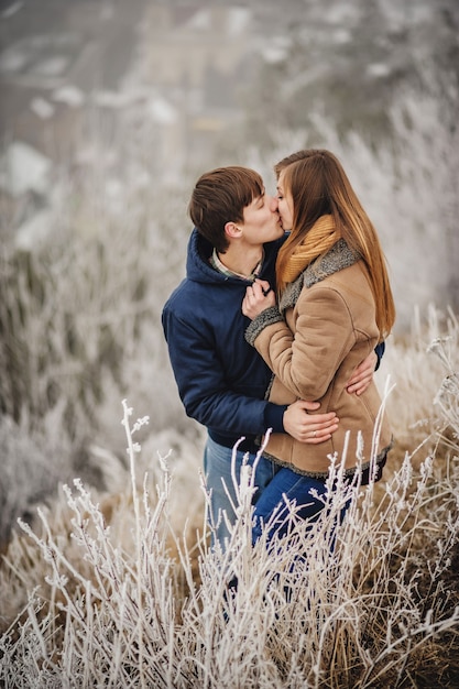 Hermosa pareja amorosa posando en invierno