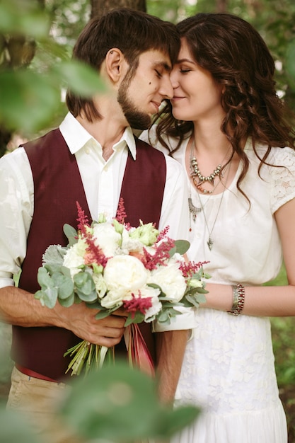 Hermosa pareja amorosa vestida en estilo boho chic