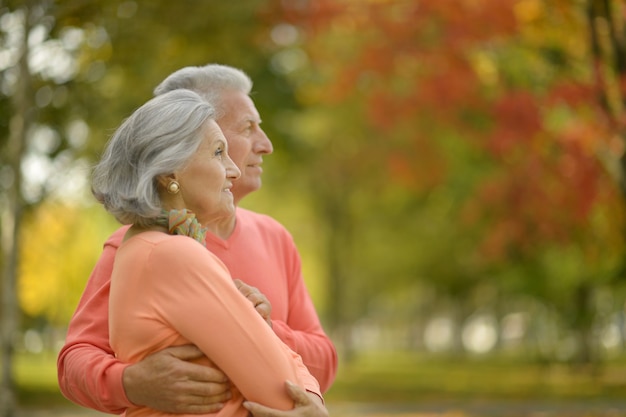 Hermosa pareja de ancianos caucásicos en el parque en otoño