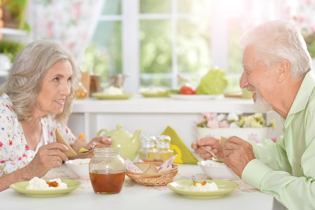 Hermosa pareja de ancianos en el desayuno