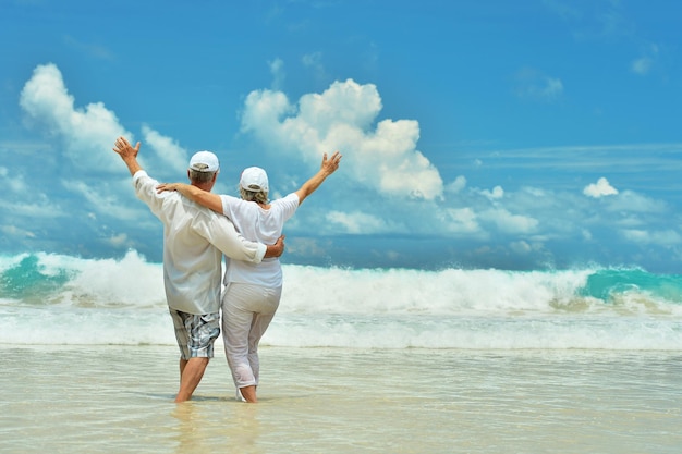 Hermosa pareja de ancianos feliz descansa en el resort tropical