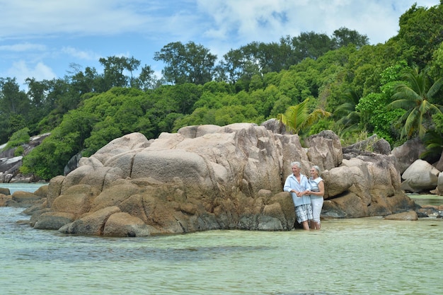 Hermosa pareja de ancianos feliz descansa en el resort tropical