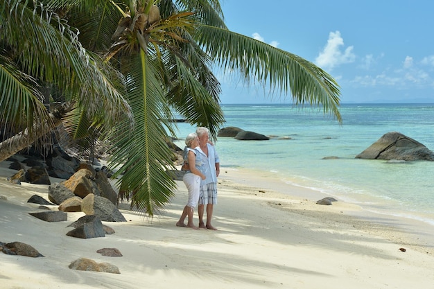 Hermosa pareja de ancianos feliz descansa en el resort tropical