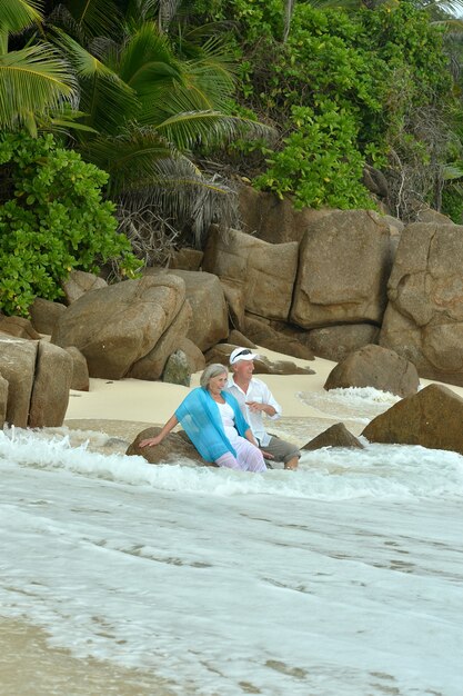 Hermosa pareja de ancianos feliz descansa en el resort tropical