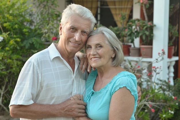 Hermosa pareja de ancianos feliz descansa en el resort tropical