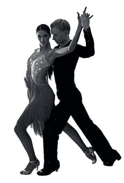 Hermosa pareja de artistas profesionales bailando sobre fondo gris