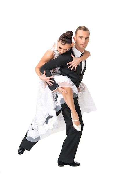 Foto hermosa pareja de baile de salón en una pose de baile aislada sobre fondo blanco. bailarinas profesionales sensuales bailando walz, tango, slowfox y quickstep