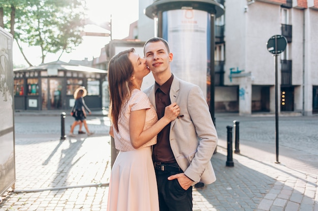 Hermosa pareja besándose en la calle