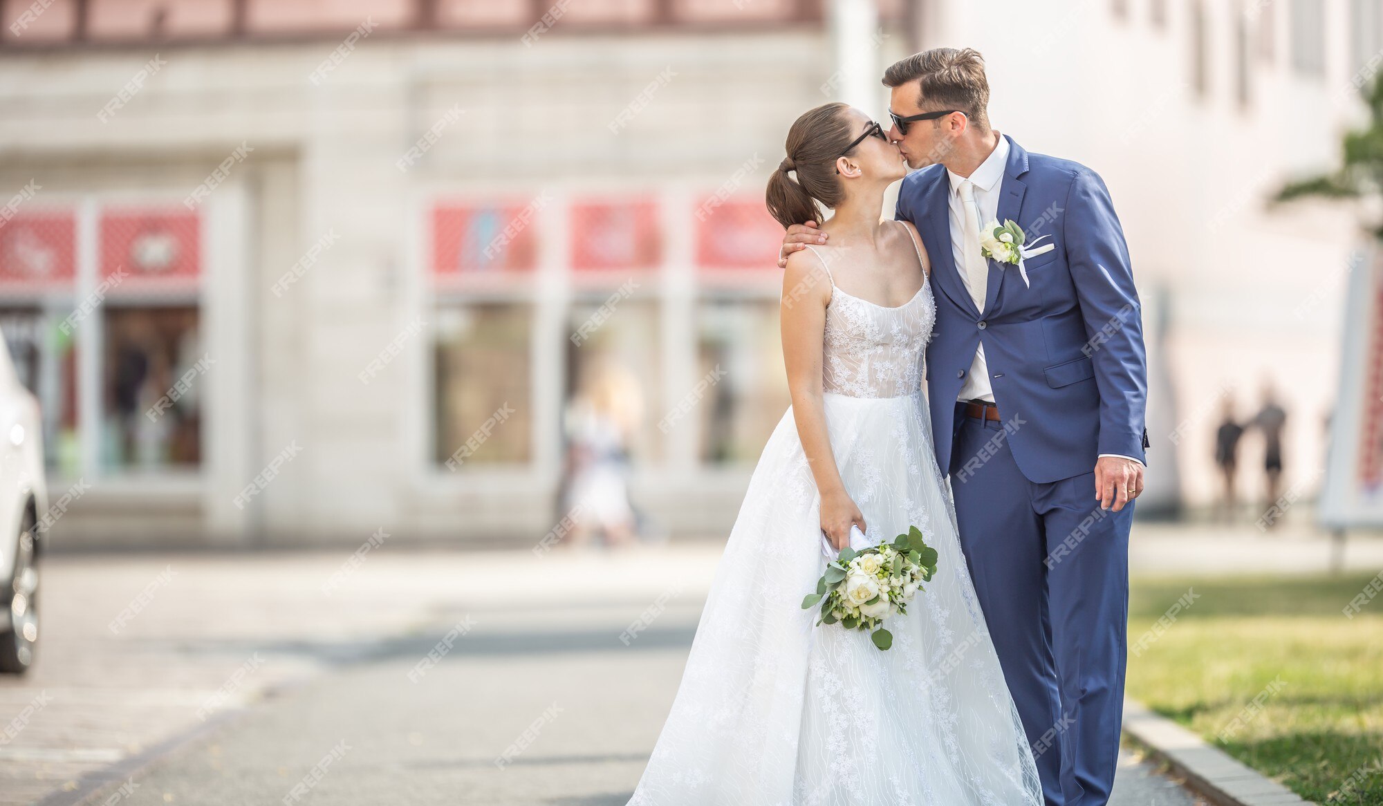Hermosa pareja besándose en medio de la ciudad. están recién casados y se les va a sacar una foto para el álbum. | Foto Premium Hermosa pareja besándose en medio de la ciudad. están recién casados y se les va a sacar una foto para el álbum. | Foto Premium