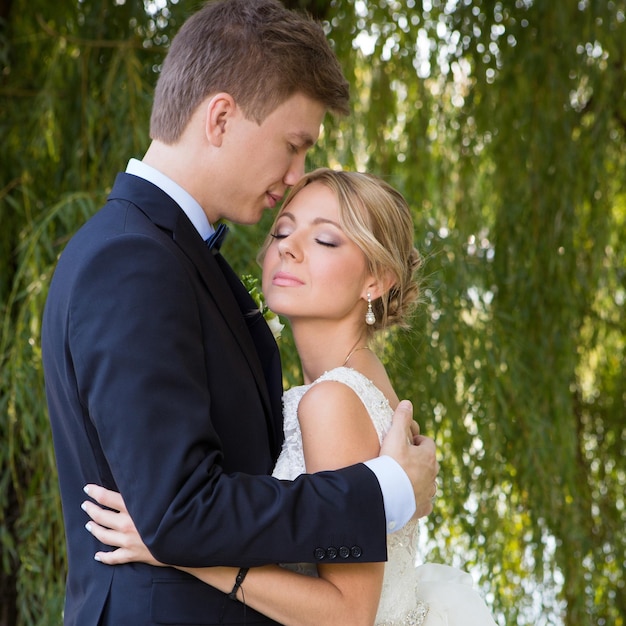 Hermosa pareja de boda