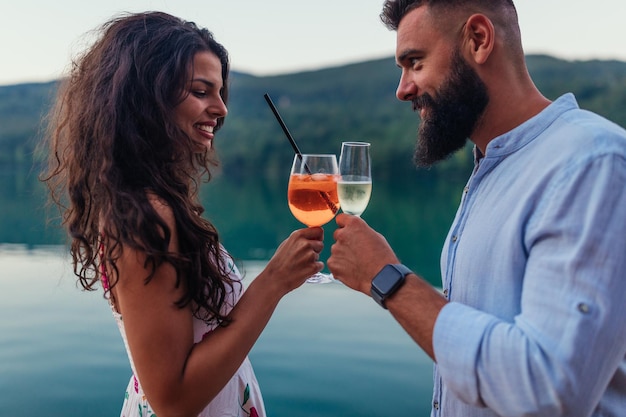 Hermosa pareja brindando con vino al aire libre