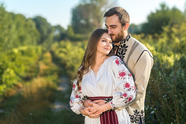 Hermosa pareja en el campo