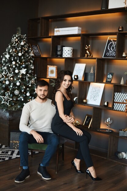 Hermosa pareja en casa en Navidad