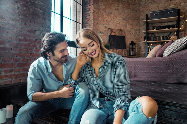 Hermosa pareja en casa