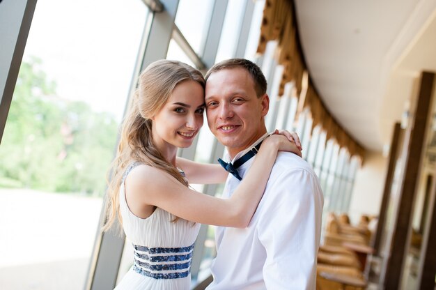 Hermosa pareja casada en el interior.