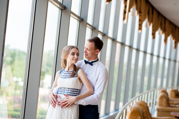 Hermosa pareja casada en el interior.