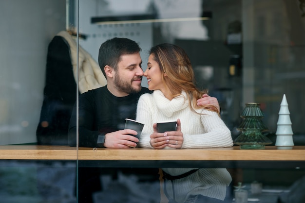 Hermosa pareja caucásica en el amor de tomar café en la cafetería. Amor y romantico.