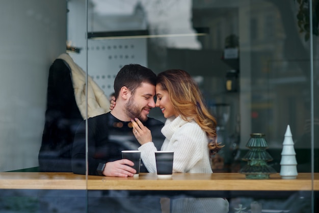 Hermosa pareja caucásica en el amor de tomar café en la cafetería. Amor y romantico.
