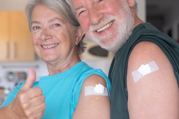 Hermosa pareja caucásica sonriente de 70 años después de recibir el refuerzo para la variante omicron de la vacuna coronavirus covid19