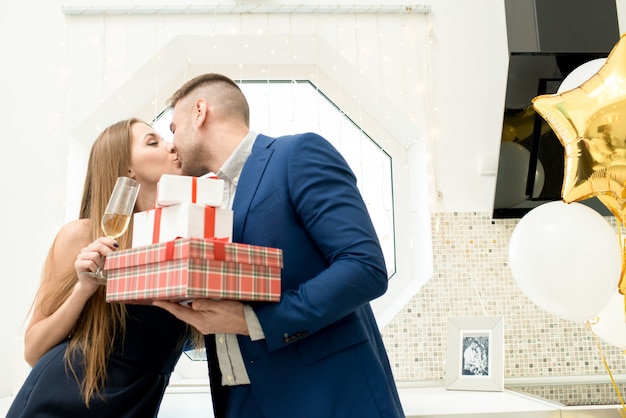 Hermosa pareja celebrando el día de San Valentín