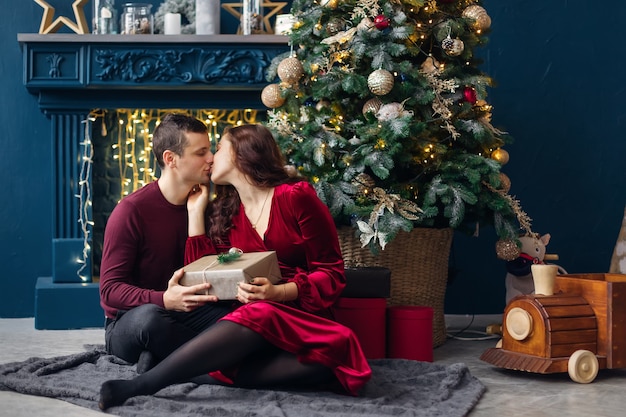 Hermosa pareja celebrando la Navidad